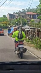 Motard avec un passager clandestin