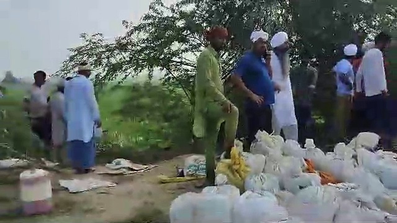 Big news... Officers shocked when water started leaking from two places in Ghaggar river in Hanumangarh
