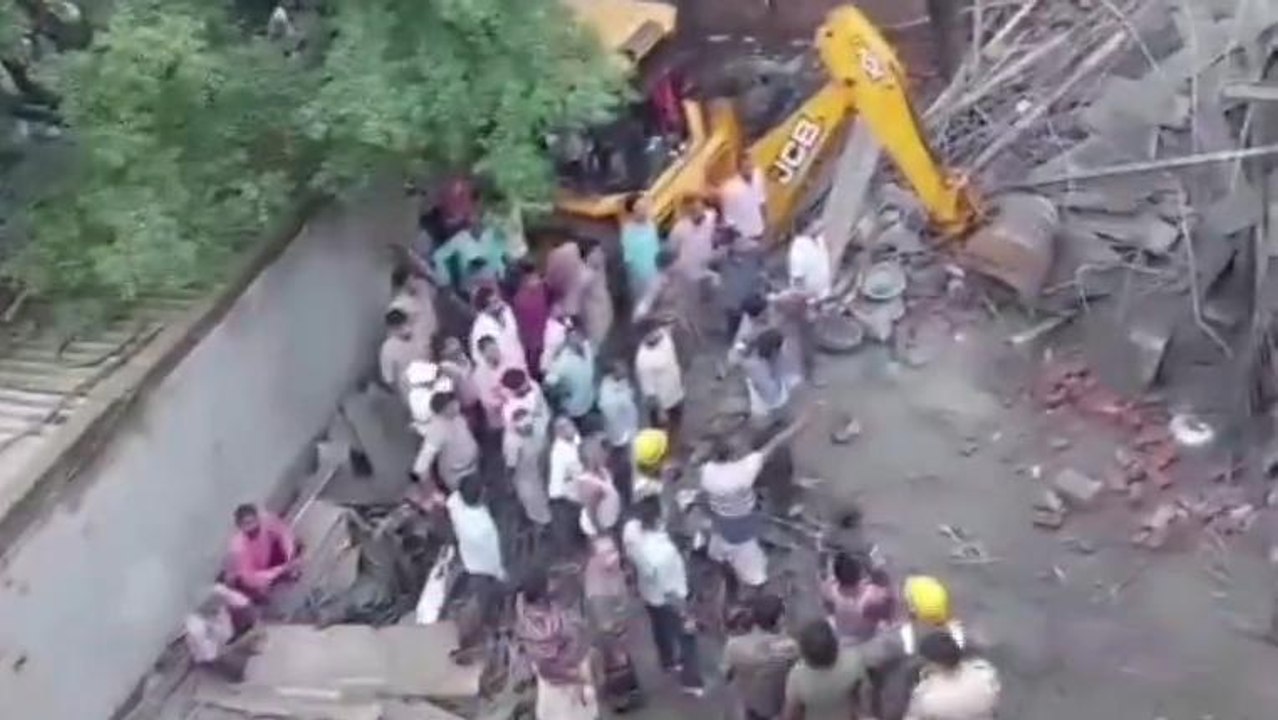 खौफनाक हादसा: निर्माणाधीन मकान का लेंटर गिरने से परिवार के 12 सदस्य मलबे में दबे, चार की मौत