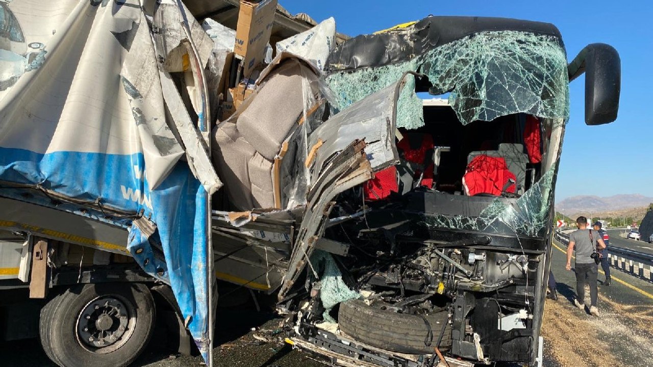 Elazığ’da yolcu otobüsü TIR’a çarptı: 1 ölü