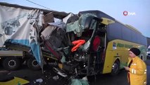 Yolcu otobüsü ile TIR çarpıştı: Ölü ve yaralılar var!