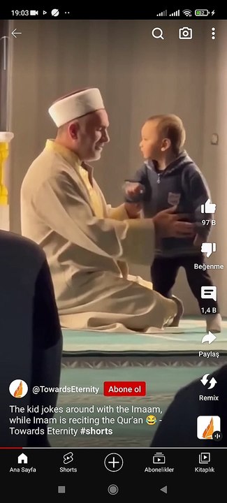 Kur'an okuyan cami imamının burnunu Recep İvedik gibi karıştıran çocuk.