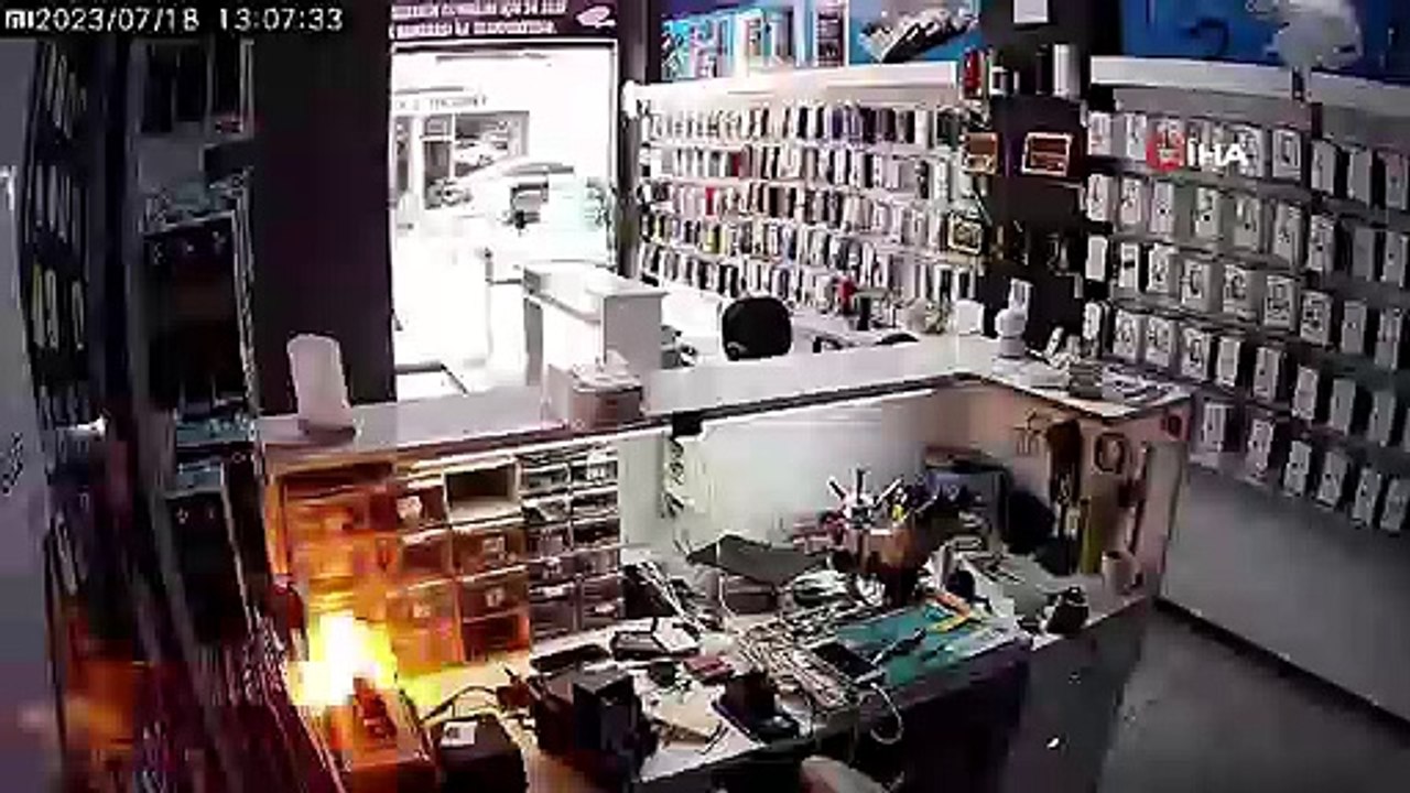 Le téléphone portable sur le chargeur a explosé comme une bombe... Ces moments sont filmés.