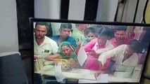 बैंक में किसान का थैला काट कर उड़ाए रुपए, कैमरे में कैद हुई घटना