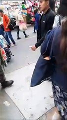 ¡Increíble! Personas reaccionan de forma insólita al encontrar un celular en el piso