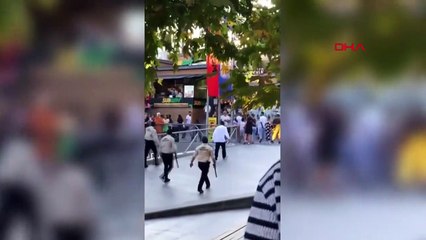 Panique d'un attaquant avec un couteau dans un centre commercial à Ümraniye