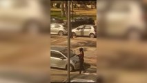 Un hombre dispara con un arma automática junto a un centro comercial en Puerto Banús