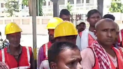 मुंगेर: मानदेय की मांग को लेकर DM को स्वच्छता कर्मियों ने सौंपा आवेदन