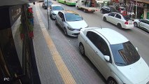 Görüntüler Bursa'dan... Otomobil çocuğa böyle çarptı