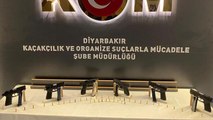 Silah kaçakçısının tabancaları özel bölmeli masada ele geçirildi