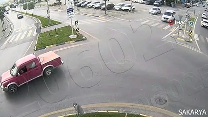 J'ai percuté la voiture à l'intersection et elle s'est renversée... Ces moments sont filmés.