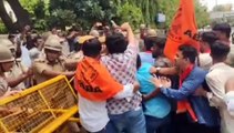 JNVU Gangrape Case: एबीवीपी के छात्रों ने पुलिस कमिश्नर कार्यालय के बाहर किया प्रदर्शन, देखें VIDEO
