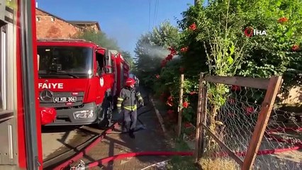 Apercevant l'incendie, le père et la fille se sont jetés dehors au dernier moment.