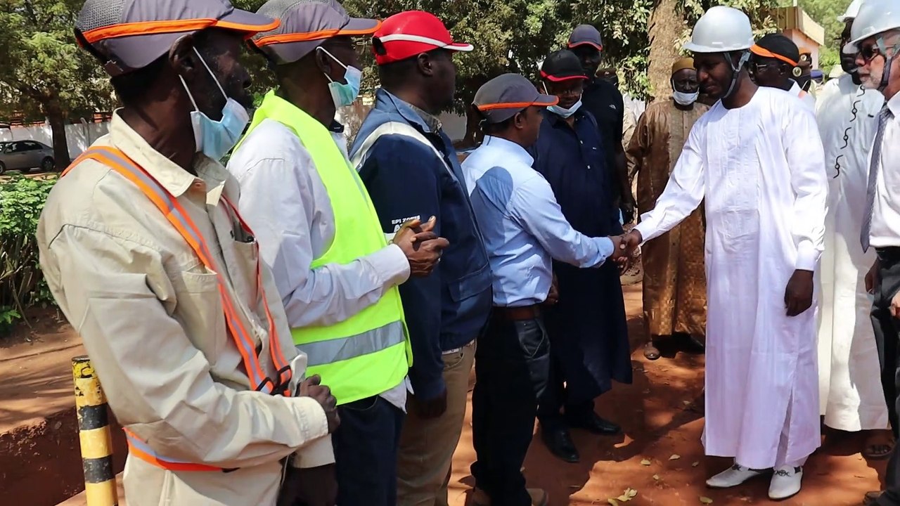 Moundou : le gouverneur du Logone Occidental en visite à la Coton Tchad ...
