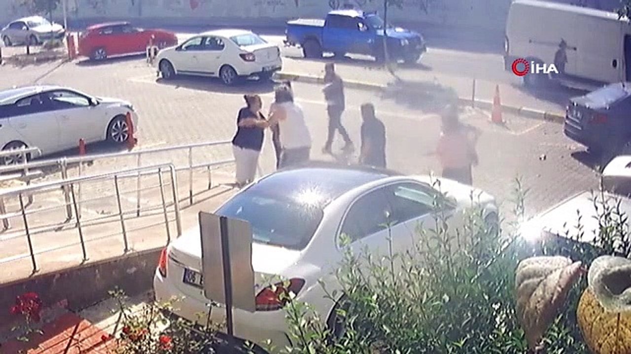 Le combat de voisins avec des fusils et des couteaux sur le parking est filmé