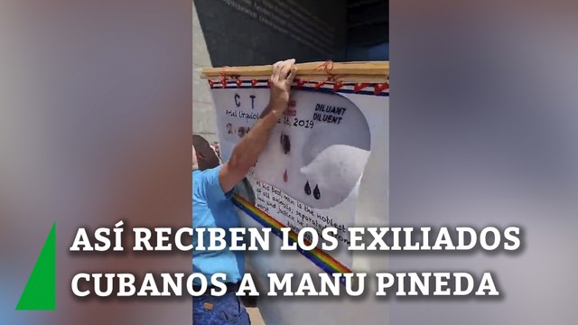 Así reciben los exiliados cubanos al eurodiputado de Sumar Manu Pineda que votó en contra de una resolución del Parlamento Europeo en favor de los presos cubanos