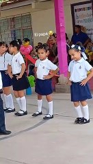 "Qué rápidos crecen": Papá sorprendido al ver a su hija bailando con un niño