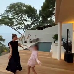 L'ambiance semble avoir été très bonne !Mélissa Theuriau danse avec sa fille Lila.
