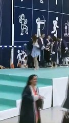 Kız öğrenci eteğine sakladığı LGBT bayrağını sahnede açtı! Üniversiteden açıklama geldi