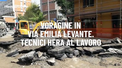 Voragine in via Emilia Levante. Tecnici Hera al lavoro
