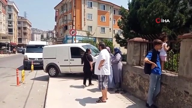 A Pendik, le véhicule a heurté le mur du chantier, des parties du mur effondré sont tombées dans la cour de récréation