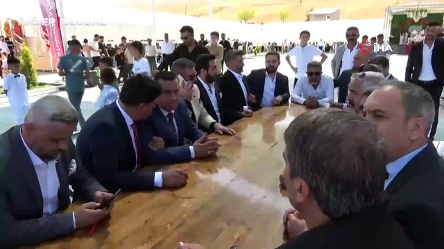 Van'daki aşiret düğünü yine dudak uçuklattı! Servet değerinde altınlar ve paralar takıldı
