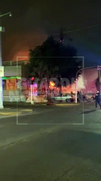 #Preliminar Un voraz incendio consumió una funeraria abandonada ubicada en la colonia San Juan de Dios, en Guadalajara #GuardiaNocturna