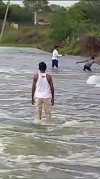 करणी एनिकट की रपट से फिसली बाइक, तीन मिनट तक थमी रही सांसें, देखें Live Video