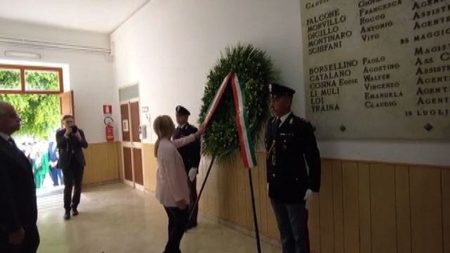 Meloni depone la corona sulla lapide per i caduti strage Via D'Amelio