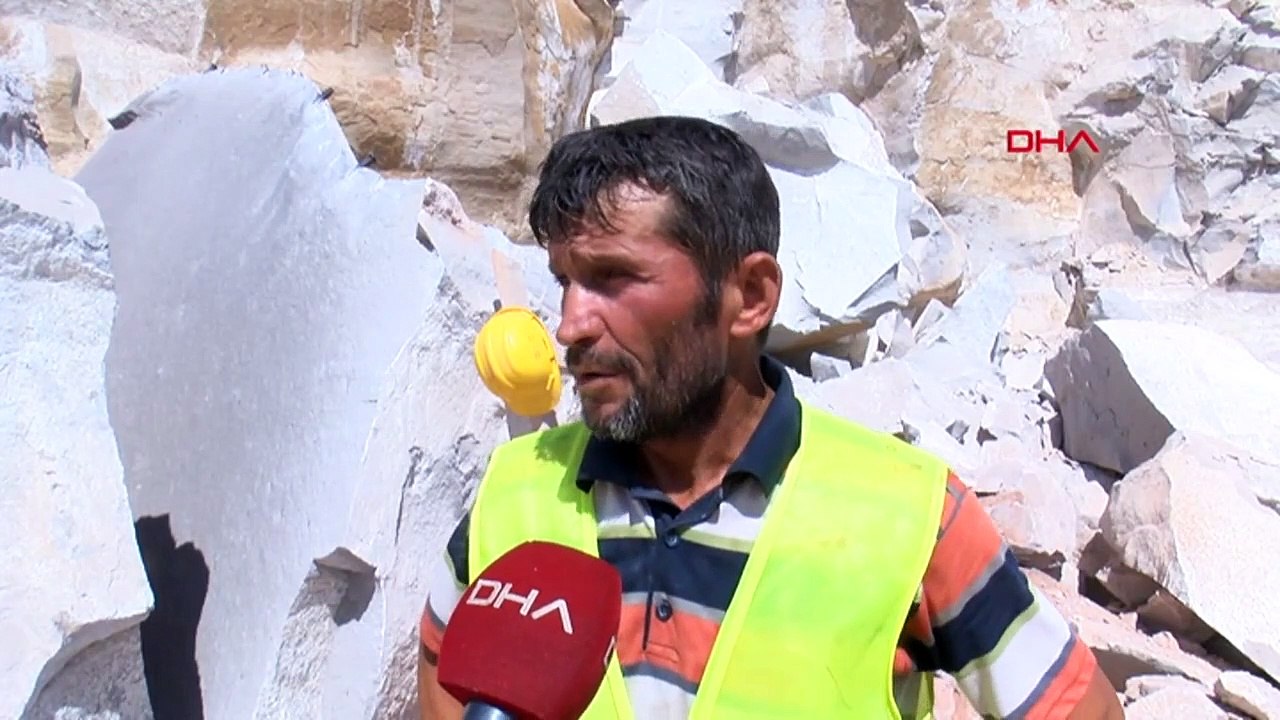 Un artisan de la pierre à Kayseri brise des tonnes de pierres et les transforme en matériaux de décoration