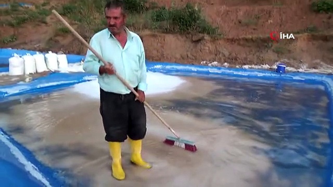 Dağdan akan tuzlu su köylünün geçim kaynağı oldu! 3 ayda 150 bin lira kazanıyorlar