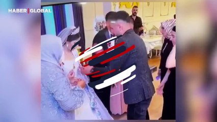 Takı töreni sırasında eli sürekli havada kalan genç herkesi güldürdü