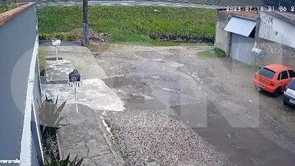 Imagens impressionantes: BMW sai da pista, ‘voa’ até marginal e deixa jovem ferido na BR-277