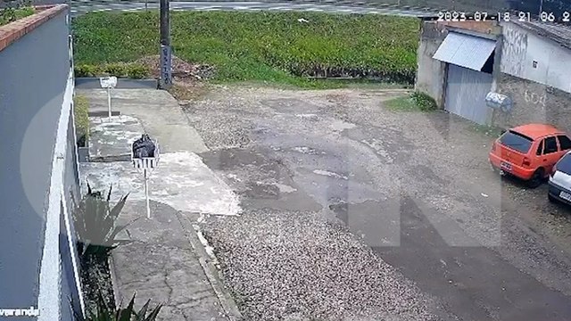 Imagens impressionantes: BMW sai da pista, ‘voa’ até marginal e deixa jovem ferido na BR-277