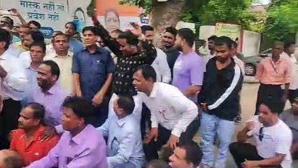 आश्वासन के बाद धरना खत्म