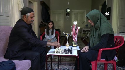 VAN - Bahçesaraylı Kadriye Orhan, madalya ve kupalar kazandığı satrancı kardeşlerine de öğretti