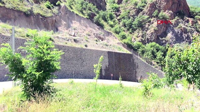Chutes de pierres sur la route à Gumushane： Les filets en acier doivent être renforcés