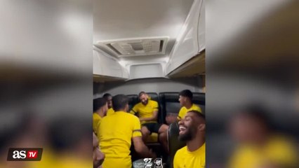 Скачать видео: Watch Benzema get serenaded by Al Ittihad teammates