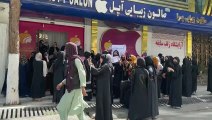 Afegãs protestam em Cabul contra o fechamento dos salões de beleza
