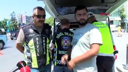 Denetime takılan minibüs şöförü göbeğini bahane etti