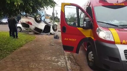 Sportage capota após colisão com Civic na Rua Fortunato Bebber