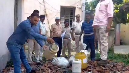 गया: जब्त 93 लीटर देसी महुआ शराब किया गया विनष्ट, मजिस्ट्रेट के निगरानी में हुआ नष्ट