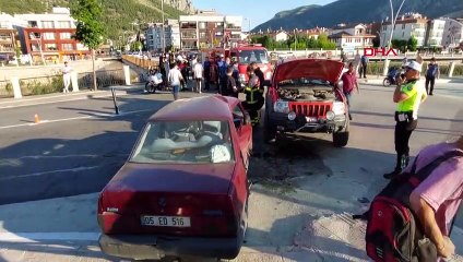 Amasya'da cip otomobile çarptı, 2 kişi yaralandı