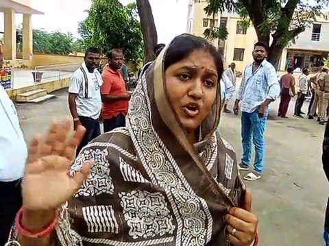 एसडीएम से वार्ता के दौरान उखड़े लोग, कार के सामने खड़े होकर की नारेबाजी