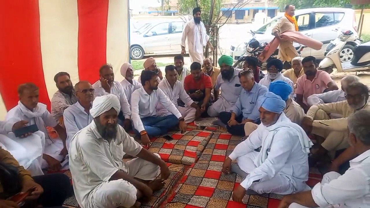 Farmers of Bhakra region protest outside the Ch...