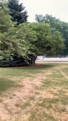 Un SUV remorque un bateau dans le mauvais sens