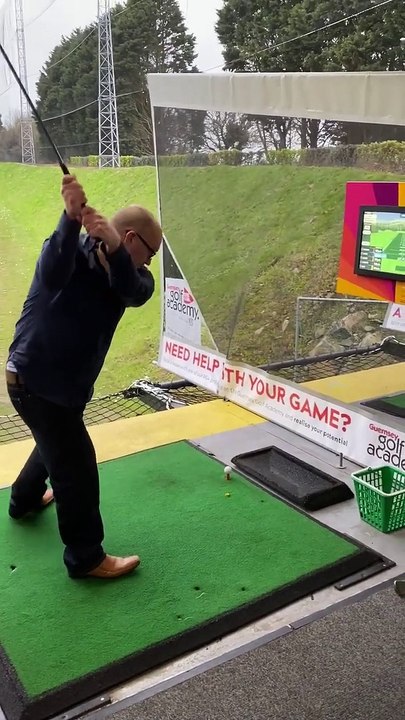 Gent ne peut pas frapper la balle de golf
