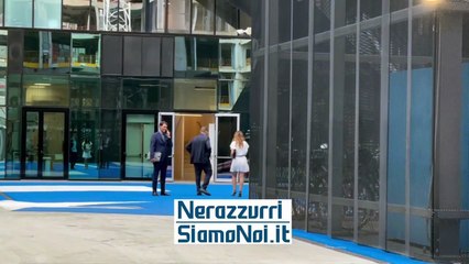 Alessandro Lucci, all'uscita dalla sede dell'Inter, evita i giornalisti