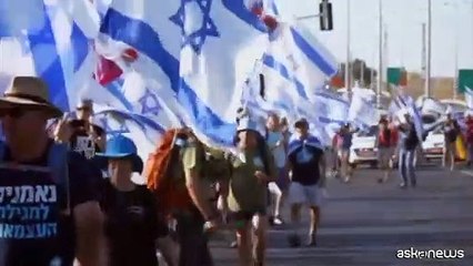 Скачать видео: In marcia di notte da Tel Aviv a Gerusalemme contro riforma giustizia