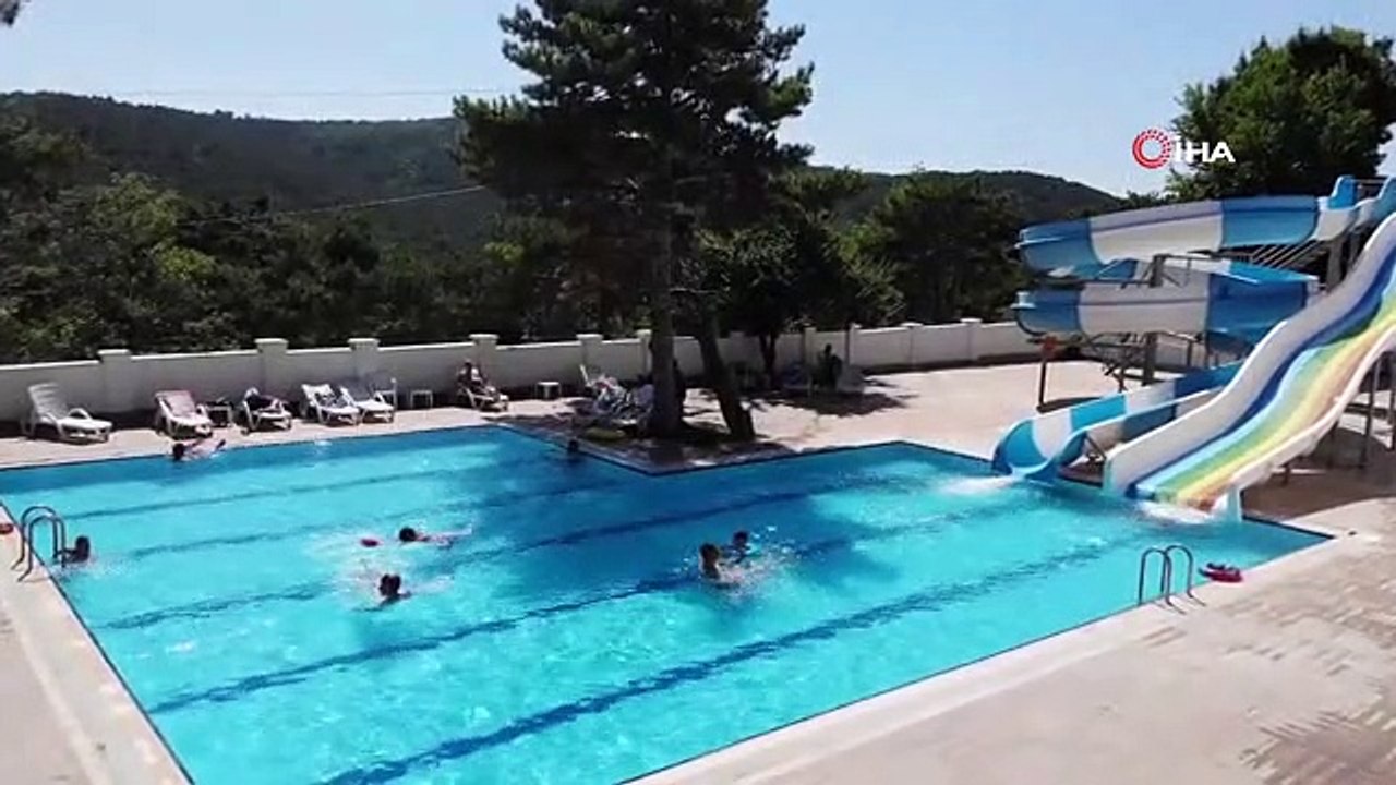 Sıcaktan bunalan vatandaşlar termal havuzlara koşuyor